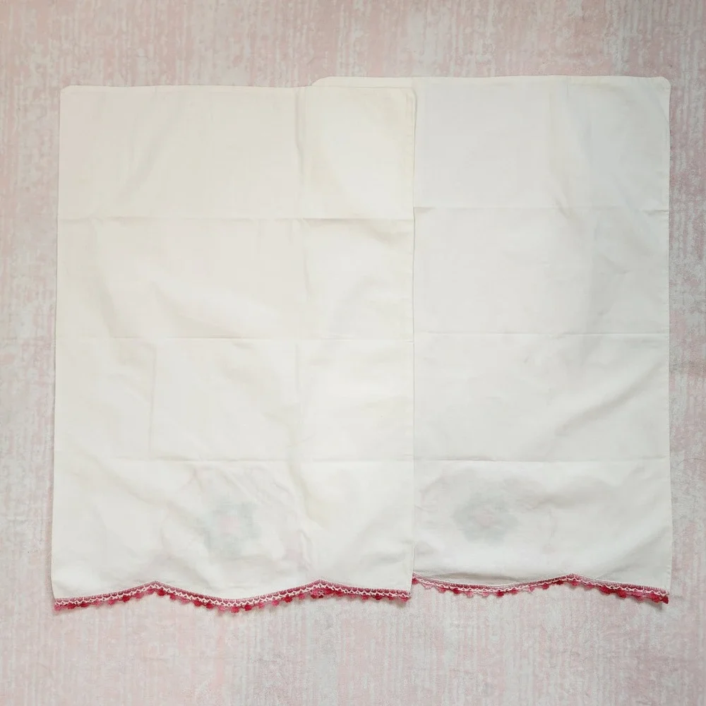 Vintage Embroidered Pillowcases Set of 2 White Pink Flower Floral‎ Crochet Trim